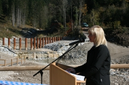 Bild Frau Umweltministerin Scharf bei der Einweihungsfeier des Bauwerkes am 22.10.2015
