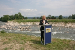 Umweltministerin Ulrike Scharf vor der fertiggestellten Sohlgleite.
