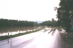 Bild Pfingsthochwasser 1999: Überflutete Staatsstraße St2058 Richtung Oderding