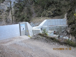 Bild des fertigen Sperrenbauwerk mit Dammbalkenverschluß zur Sperrenräumung