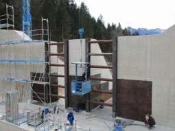 Bild vom Anbringen der Stahlplatten zum Schutz des Bauwerkes vor Abrieb durch Geschiebe