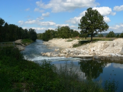 Bild Neuer Steinsatz auf der rechten Seite zur Sicherung des Hochwasserschutzdeiches