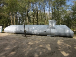 Bild Der Wellstahldurchlass, über den das Altwasser wieder mit Wasser aus der Ammer beschickt werden soll, liegt zum Einbau bereit