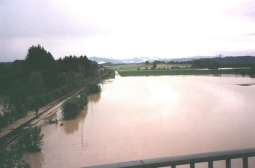 Bild Pfingsthochwasser 1999: Überflutete Bahngleise der Linie Weilheim-Murnau