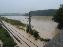 Bild Augusthochwasser 2005: Überflutete Bahngleise der Linie Weilheim-Murnau