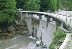 Bild Situation bei Niedrigwasserabfluss an der 12 m hohen Sperre