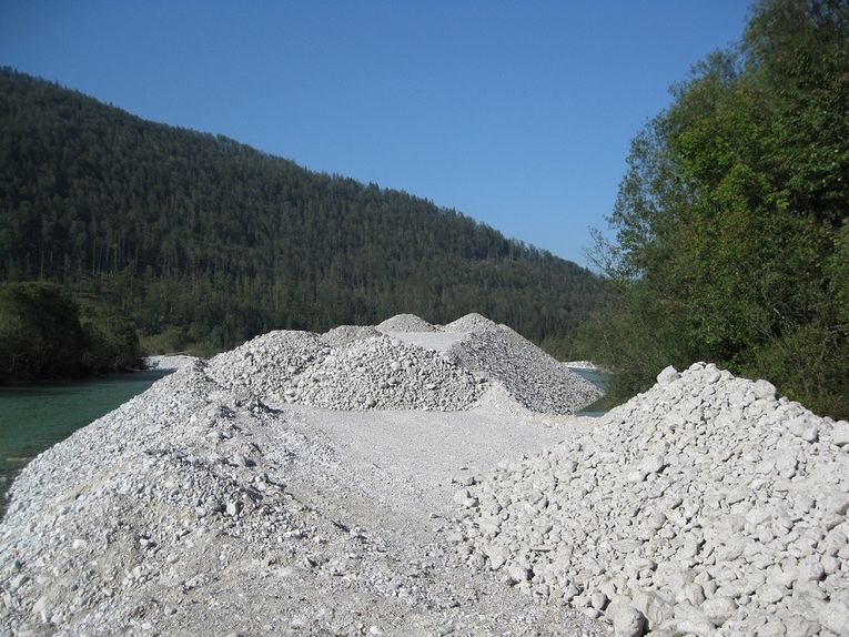 Bild Geschiebeeinbringung Steinbockdenkmal mit Zugabe von Grobmaterial 2009