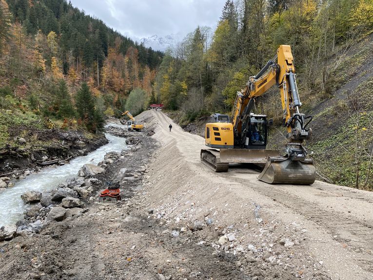 Instandsetzung des Weges für die Zufahrt zur Baustelle Instandsetzung des Weges für die Zufahrt zur Baustelle