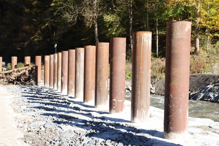 Stelenreihe zwischen Wildholzrückhaltzone und Gerinne