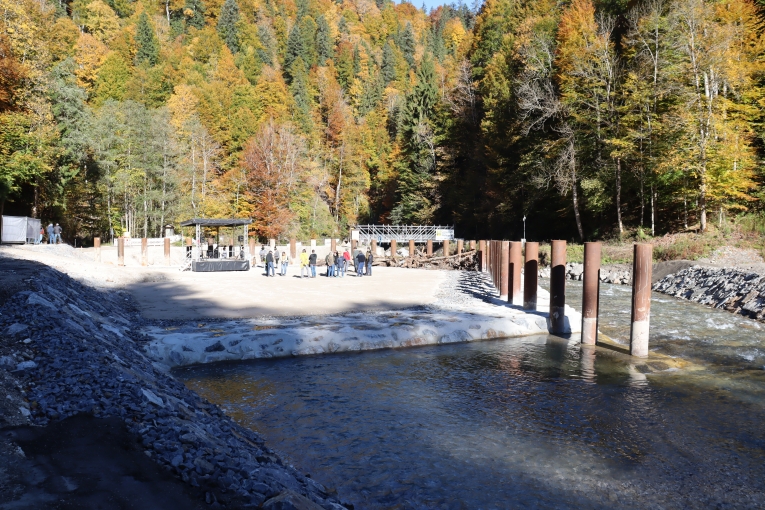 Links der Zulauf für den Wildholzrückhalt, rechts das Gerinne des Ferchenbaches