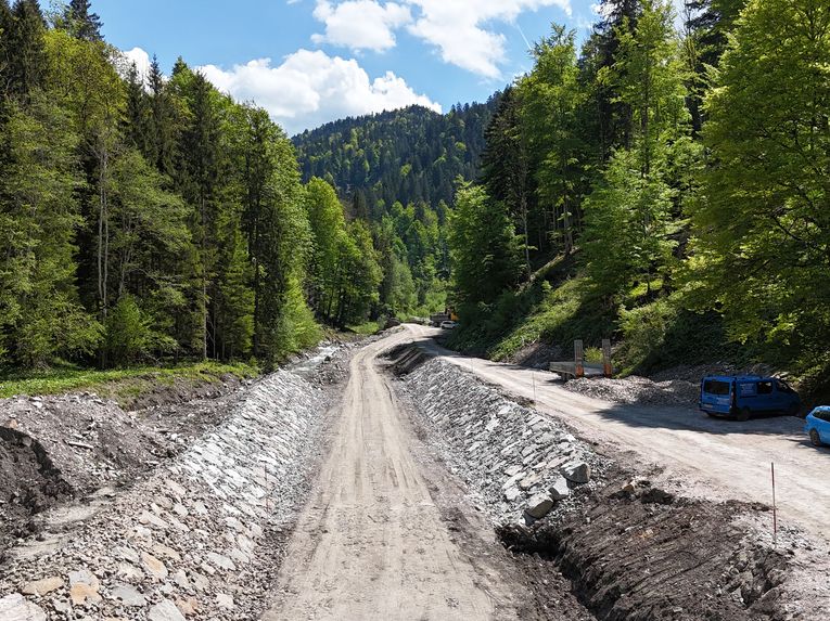 Böschungssicherung des neuen Gerinnes aus Wasserbausteinen Böschungssicherung des neuen Gerinnes aus Wasserbausteinen