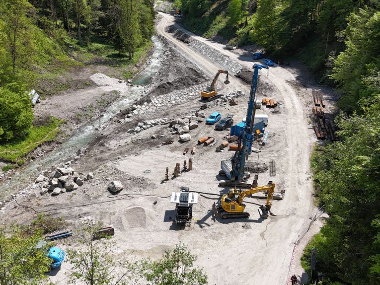 Bohrpfahl- und Steinbauarbeiten an der Baustelle im Mai 2025 Bohrpfahl- und Steinbauarbeiten an der Baustelle im Mai 2025