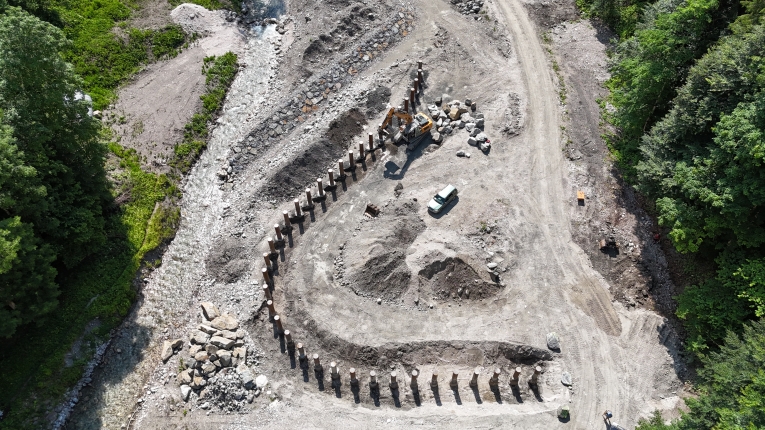 Wildholzrechen am Ferchenbach mit abgeschlossenen Tiefbauarbeiten, Stand Juli 2025