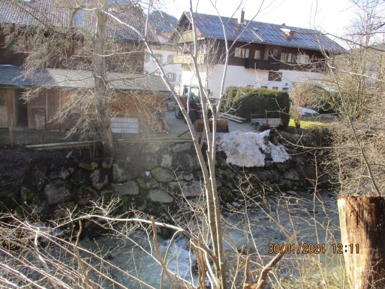 Sanierungsbedürftiger Uferschutz vor Beginn der Baumassnahme