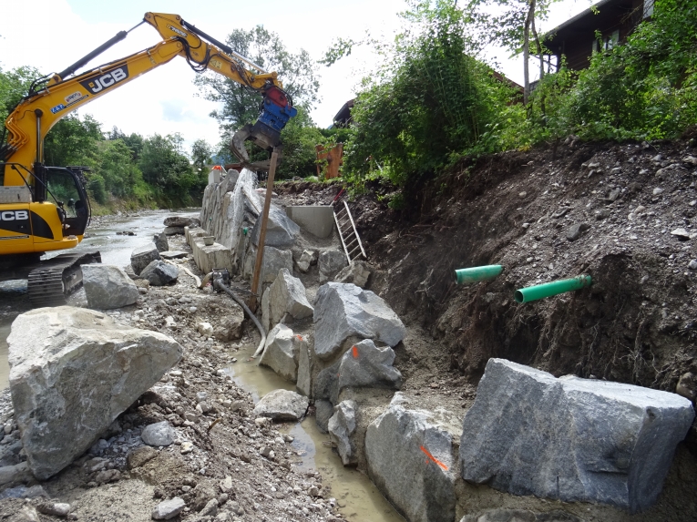 Sanierung des Uferschutzes mit schweren Gerät