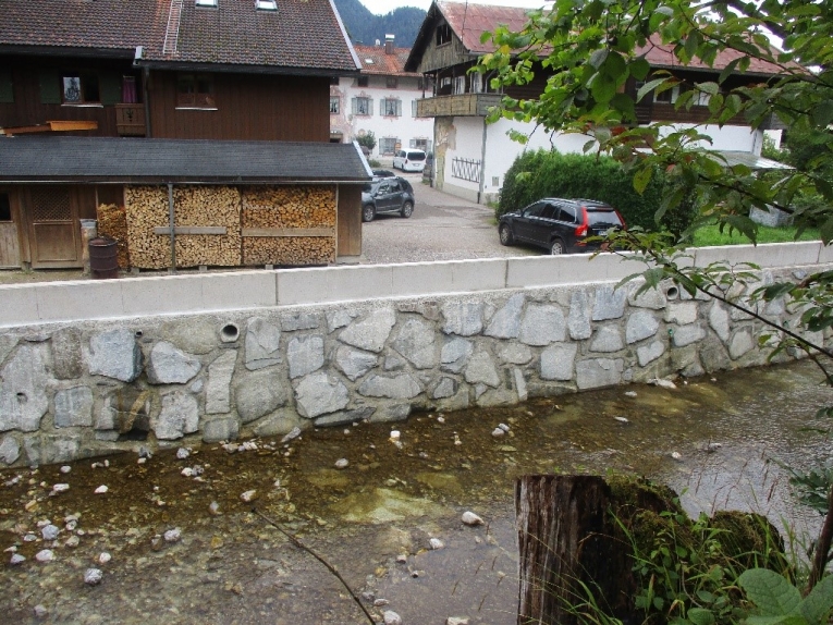 Fertig sanierter Uferschutz im Bereich