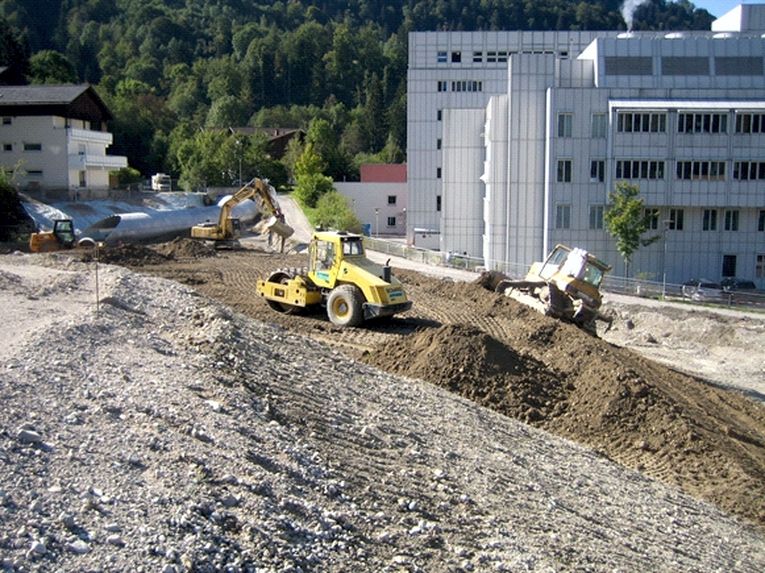 Schütten des Dammbaumaterials