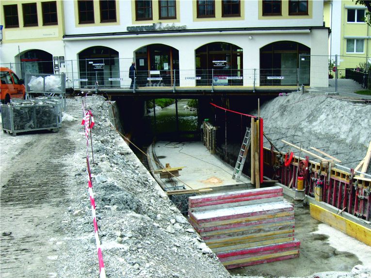 Unterquerung des Geschäftshaus am Rathausplatz