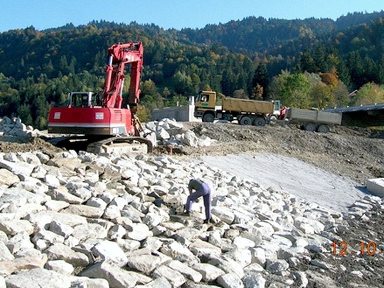 Steinsatzarbeiten an der Hochwasserentlastungsschwelle