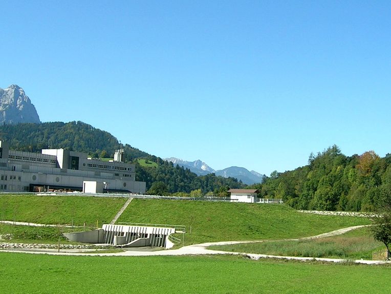 Fertiggestelltes Hochwaserrückhaltebecken an der Kanker