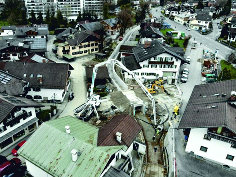 Betonieren des Gerinnes unterhalb der neugebauten Brücke an der Badgasse