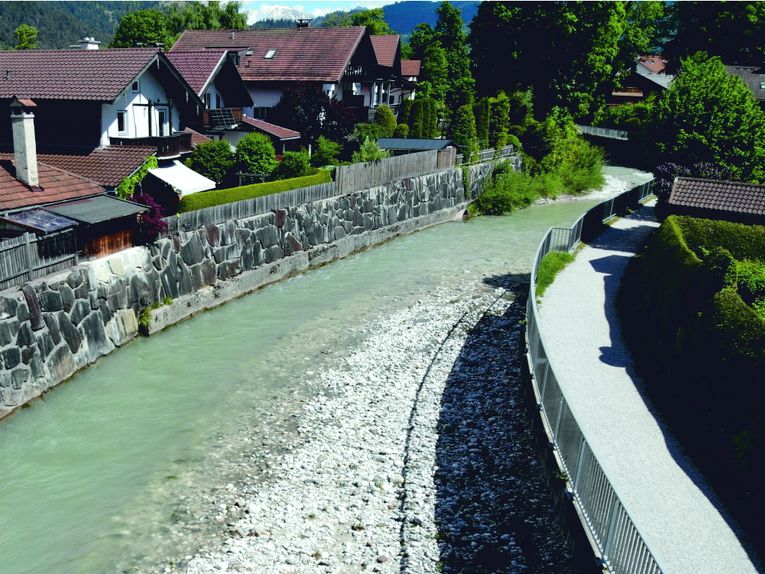 Aufweitung des Gerinnes durch den auskragenden Gehweg