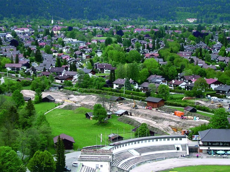 Blick von der Skisprungschanze auf das Skistadion und die Trasse der Überleitung bis zur Mündung in die Partnach