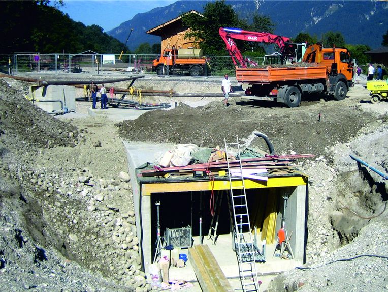Auslaufbauwerk während der Verfüllung