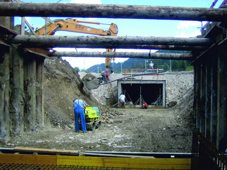 Segmentweises Betonieren der Wände und Decke des Betongerinnes