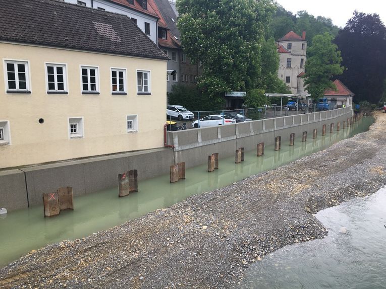 Fertiggestellte Ufermauer Ost mit gestockter Oberfläche, Rammplanum im Rückbau