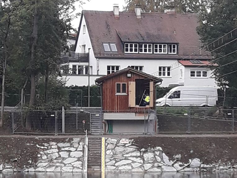 Bild Sanierter Pegel mit neuer Seilkrananlage und angepasstem Pegelhaus