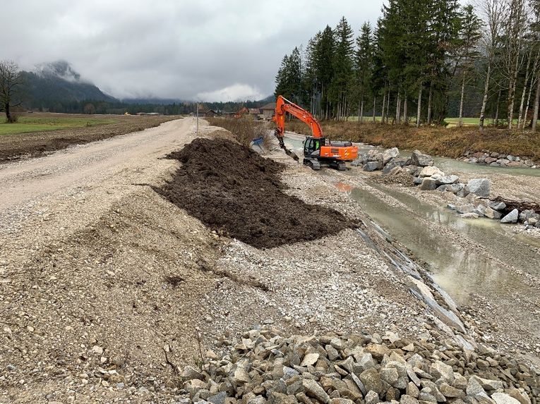 Linder - Erneuerung des Steinverbaus in der Außenkurve während der Bauphase