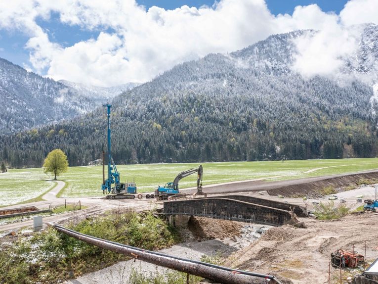 Linder - Abriss der alten Brücke, im Vordergrund die provisorische Rohrbrücke