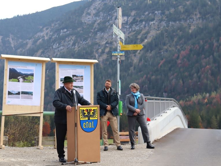 Landrat Anton Speer, Behördenleiter des Wasserwirtschaftsamt Weilheim Korbinian Zanker und <br>
  die Ettaler Bürgermeisterin Vanessa Voit bei der Eröffungsfeier