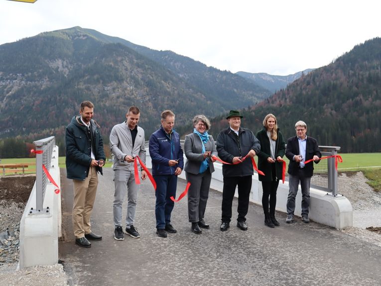 Die feierliche Eröffnung der Brücke durch alle Beteiligten
