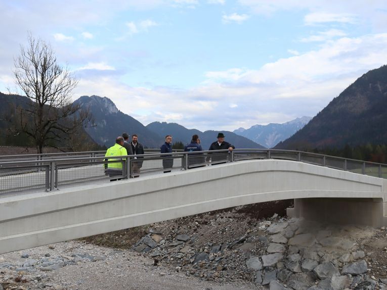 Die neue Brücke wurde gleich in Augenschein genommen