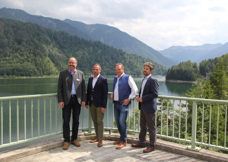 Bild Roland Kriegsch, Leiter Wasserwirtschaftsamt, Umweltminister Thorsten Glauber, Landtagsabgeordneter Martin Bachhuber und Martin Popp, StMUV (v. L.)
