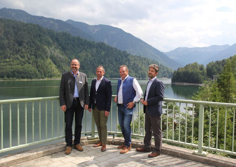 Bild Roland Kriegsch, Leiter Wasserwirtschaftsamt, Umweltminister Thorsten Glauber, Landtagsabgeordneter Martin Bachhuber und Martin Popp, StMUV (v. L.)
