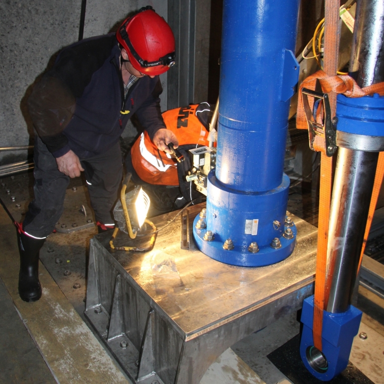 Bild Montage der neuen Hydraulikzylinder