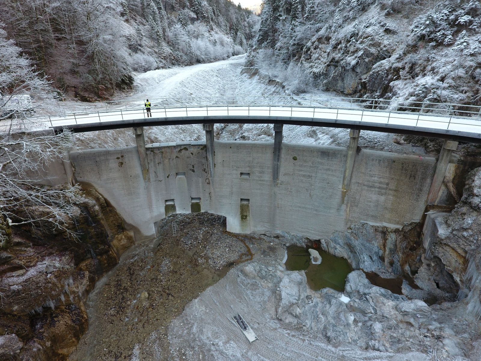 Bild Blick von Unterwasser auf die geöffnete Stierschlagsperre