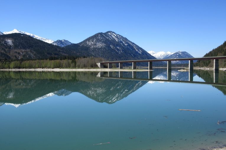 Wieder aufgestauter Sylvensteinspeicher bei Sommerstauziel 750 mNN