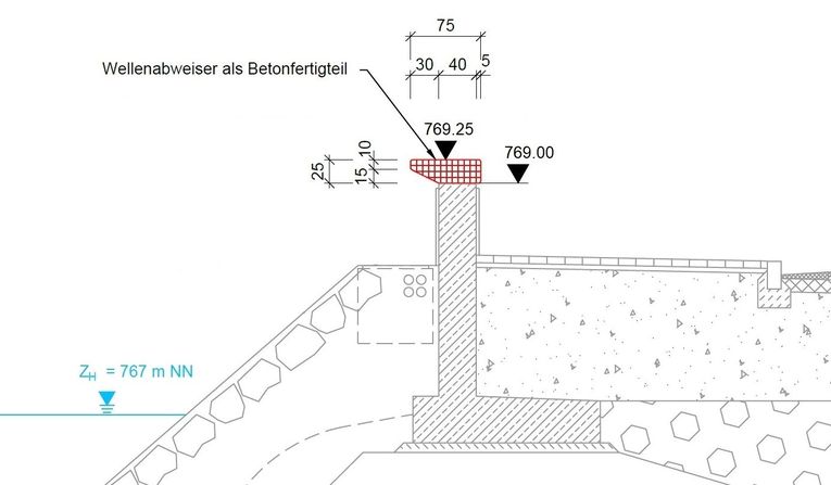 Regelquerschnitt des Wellenabweisers aus Beton auf der bestehenden Kronenmauer