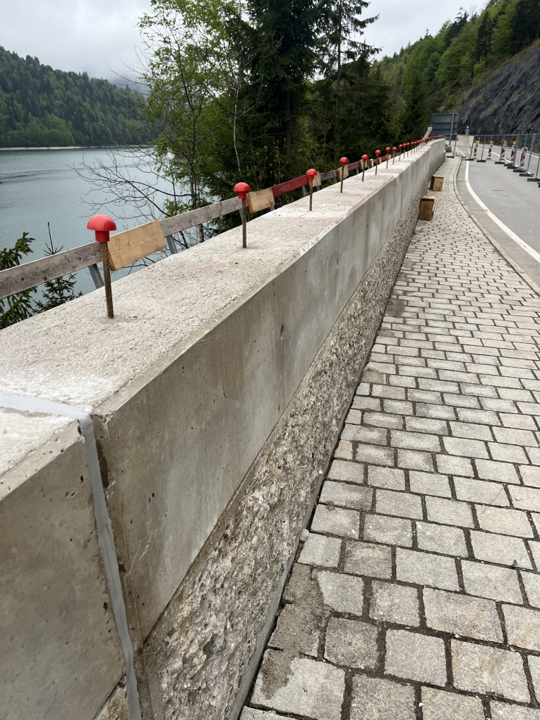Fertig betonierte Mauererhöhung mit Schubdornen, auf die die Wellenabweiser aufgesetzt werden