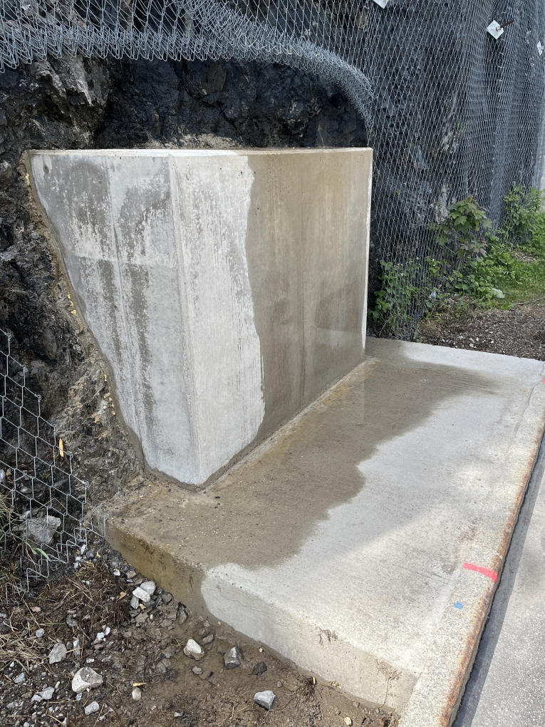Betonierte Vorsatzschale als Anschlusspunkt für die mobilen Hochwasserschutzelemente