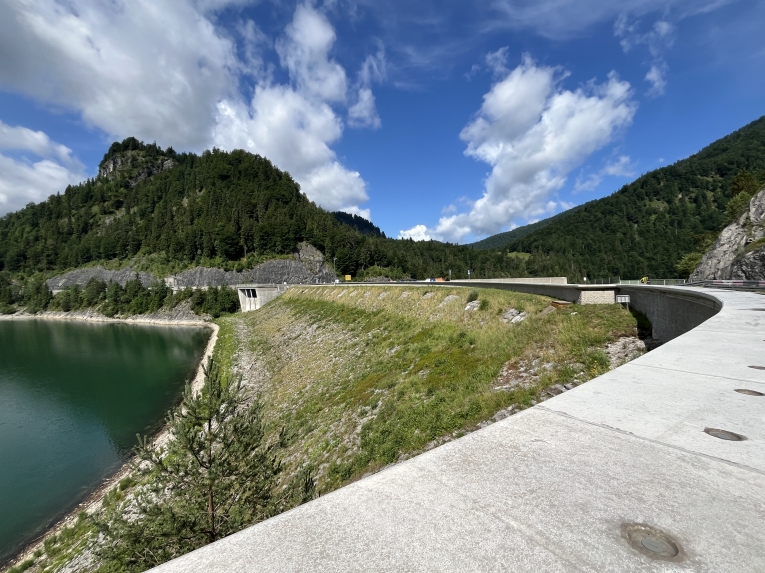 Nahezu fertiggestellter Wellenabweiser auf der wasserseitigen Kronenmauer