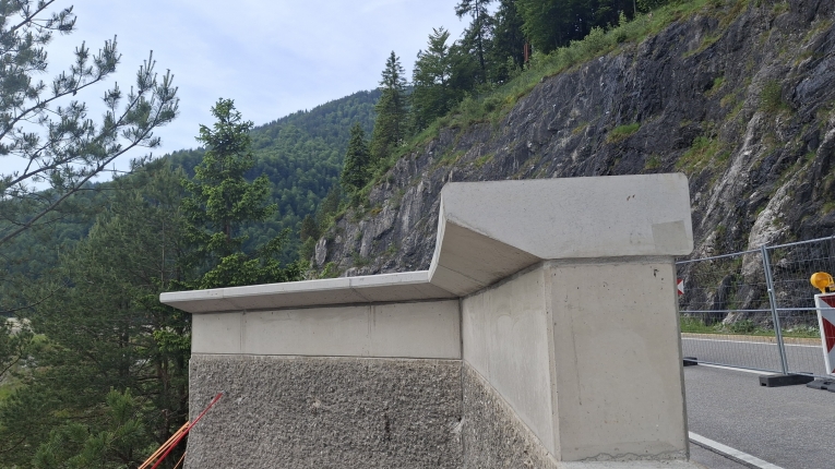 Montierter Wellenabweiser auf der Mauererhöhung