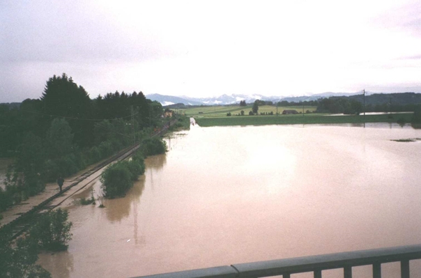 Pfingsthochwasser 1999: Überflutete Bahngleise der Linie Weilheim-Murnau Pfingsthochwasser 1999: Überflutete Bahngleise der Linie Weilheim-Murnau