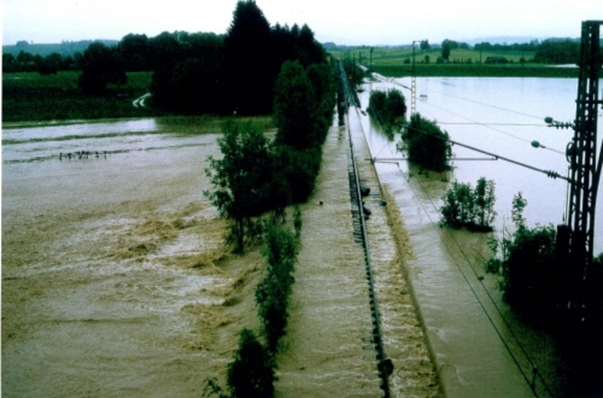 Augusthochwasser 2005: Überflutete Bahngleise der Linie Weilheim-Murnau Augusthochwasser 2005: Überflutete Bahngleise der Linie Weilheim-Murnau