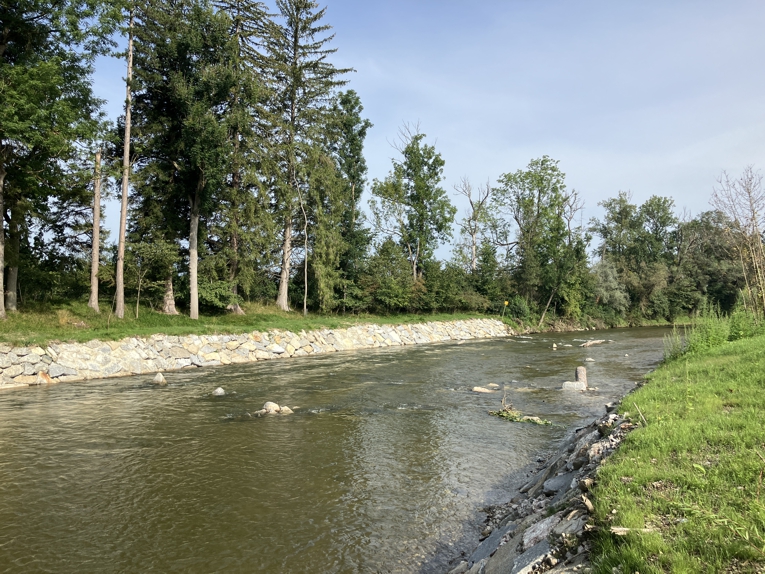 Bild der fertig gestellten Sohlengleite – Blickrichtung flussabwärts