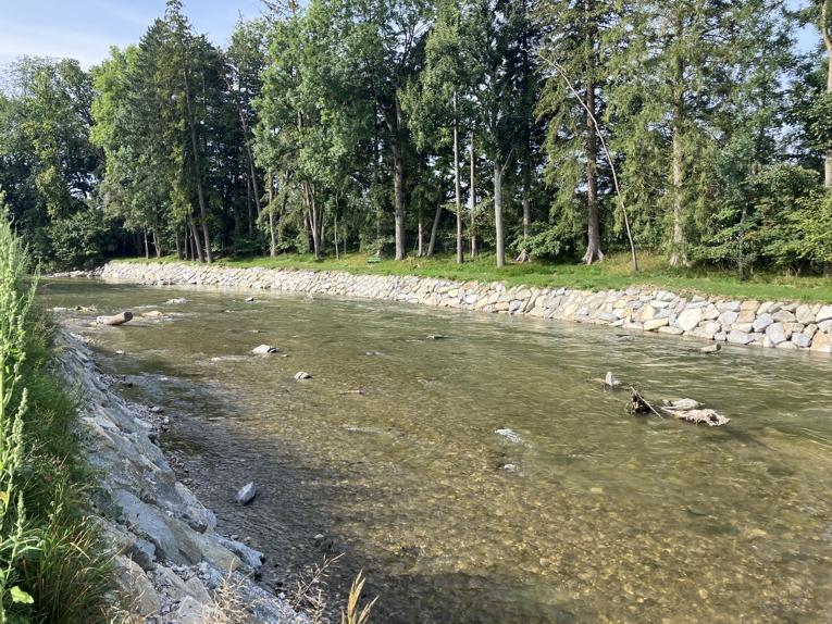 Bild der fertig gestellte Sohlengleite – Blickrichtung flussaufwärts